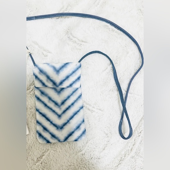Free People NWOT Let's Dance Blue White Tie Dye Phone Crossbody Bag - Picture 2 of 8